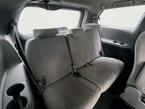 Used 2019 Toyota Sienna L image 26