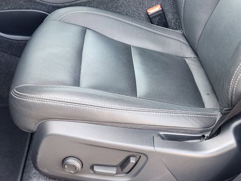 Used 2025 Volvo XC40 B5 Core image 24