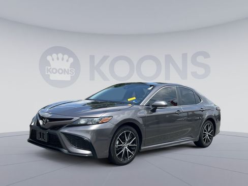 Used 2024 Toyota Camry SE FWD image 1
