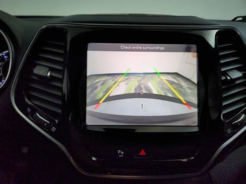 Used 2019 Jeep Cherokee Limited image 18