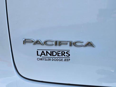 Used 2024 Chrysler Pacifica Touring-L image 30