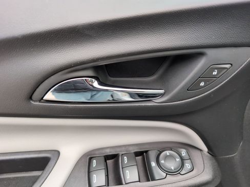 Used 2018 Chevrolet Equinox Premier image 18