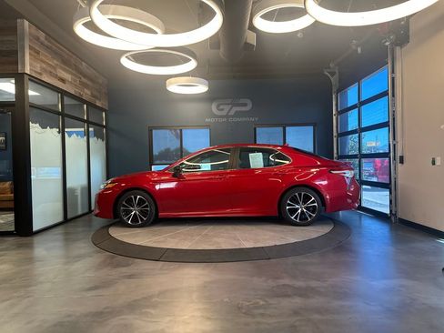 Used 2020 Toyota Camry SE FWD image 6