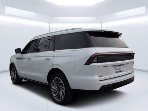 Used 2025 Lincoln Navigator Reserve AWD/4WD image 5