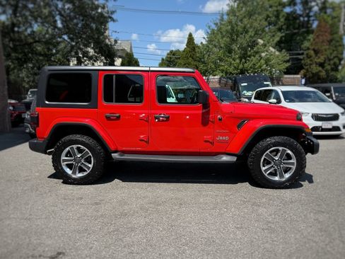 Used 2018 Jeep Wrangler Unlimited Sahara AWD/4WD image 4