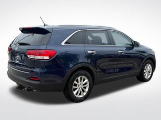 Used 2017 Kia Sorento AWD video 3