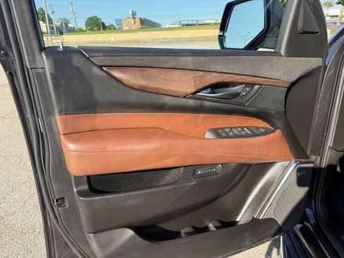Used 2017 Cadillac Escalade Luxury AWD/4WD image 21