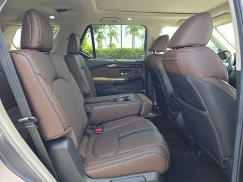 Used 2025 Honda Pilot Elite image 12