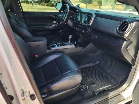 Used 2019 Toyota Tacoma TRD Off-Road AWD/4WD image 16