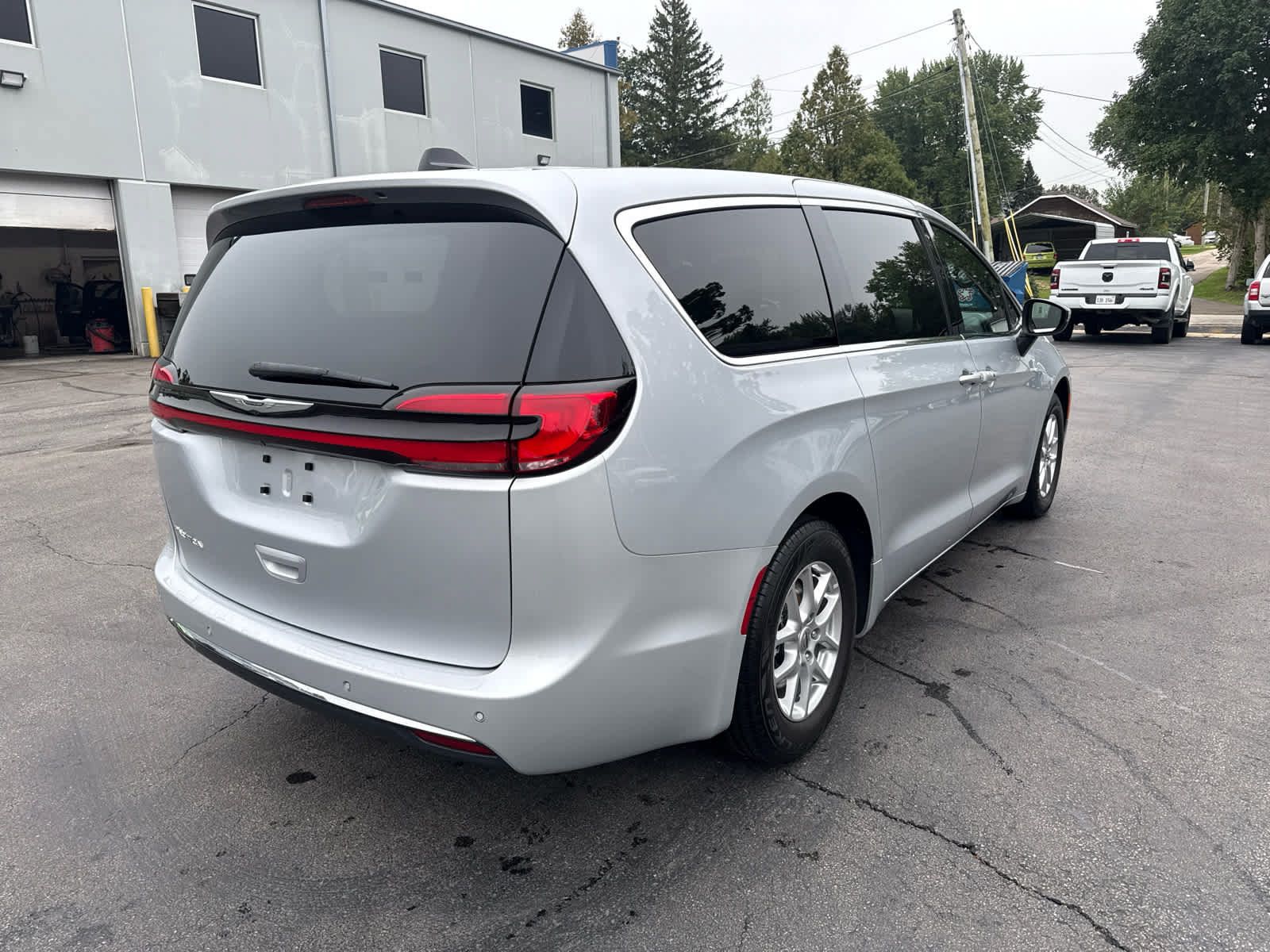 Used 2023 Chrysler Pacifica Touring FWD image 3