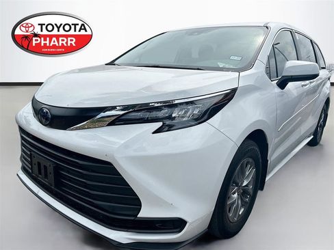 Used 2024 Toyota Sienna LE FWD image 1