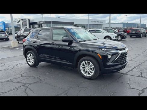 Used 2024 Chevrolet TrailBlazer LS w/ LS Convenience Package FWD image 2