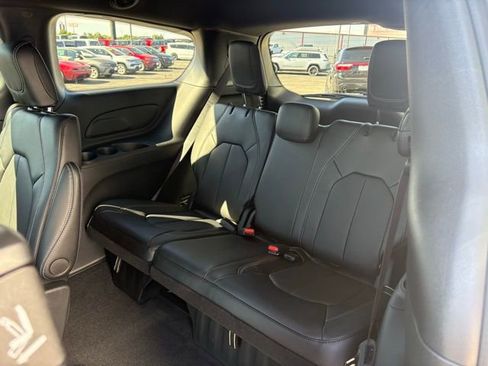 New 2026 Chrysler Pacifica Select image 23