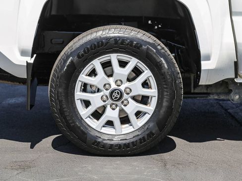 Certified 2024 Toyota Tacoma SR5 AWD/4WD image 11