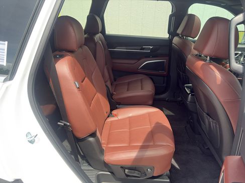 Used 2025 Kia Telluride SX w/ SX Captain's Chair Package AWD/4WD image 4