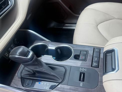 Used 2022 Toyota Highlander Limited FWD image 12