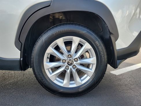 Used 2022 Toyota Corolla Cross LE image 9