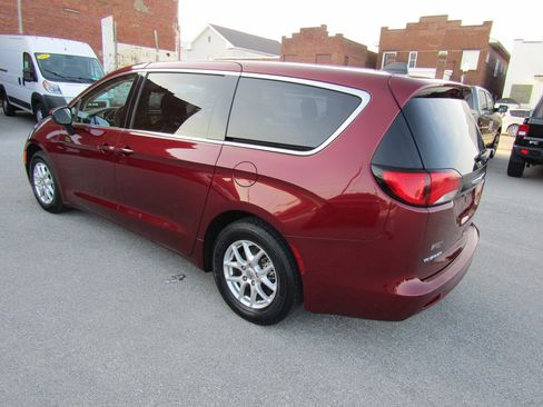 Used 2023 Chrysler Voyager LX FWD image 5