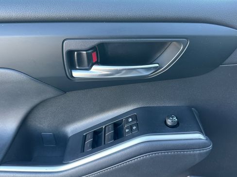 Certified 2024 Toyota Highlander XLE image 10