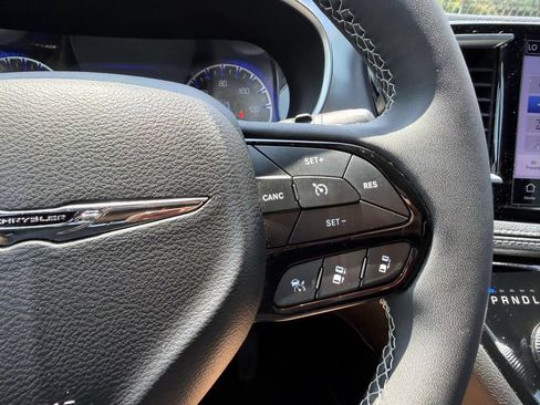 Used 2025 Chrysler Pacifica Limited FWD image 26