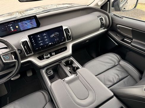 Used 2025 Ford Expedition Platinum image 36