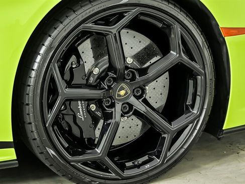 Used 2022 Lamborghini Huracan EVO RWD image 13