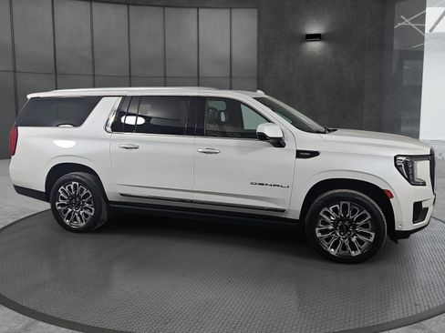 Used 2023 GMC Yukon XL Denali Ultimate AWD/4WD image 4
