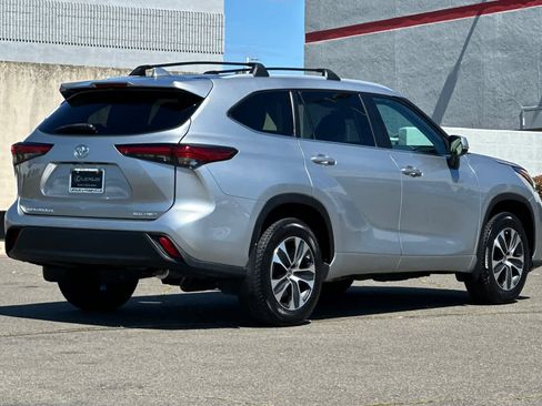 Used 2023 Toyota Highlander XLE image 2