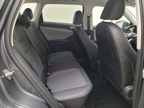 Used 2023 Volkswagen Taos SE w/ Panoramic Sunroof Package FWD image 19