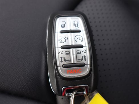 Used 2024 Chrysler Pacifica Touring-L image 29