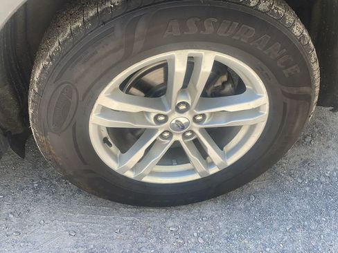 Used 2021 Ford Explorer XLT w/ Equipment Group 202A AWD/4WD image 22