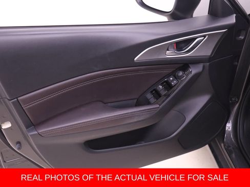 Used 2018 MAZDA MAZDA3 Touring FWD image 10