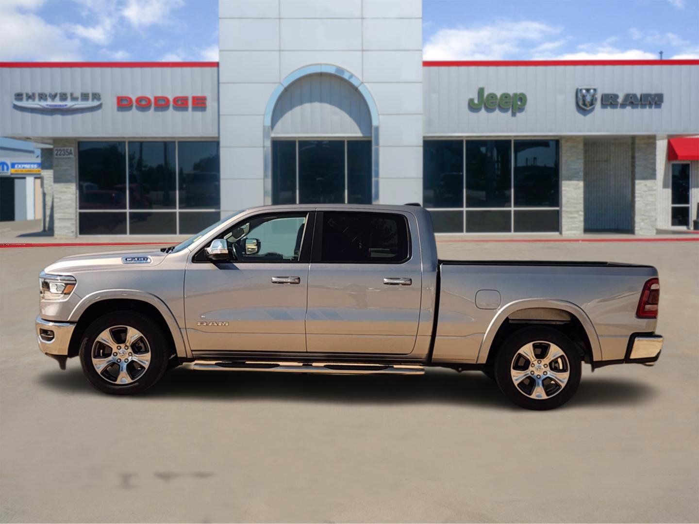 Used 2022 RAM 1500 Laramie AWD/4WD image 3