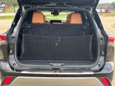 Used 2021 Toyota Highlander Platinum image 6