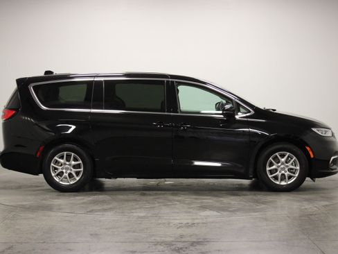 Used 2024 Chrysler Pacifica Touring-L FWD image 9