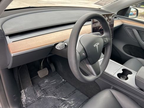 Used 2025 Tesla Model Y Long Range RWD image 21