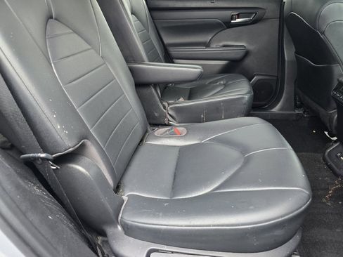 Used 2021 Toyota Highlander XLE image 12