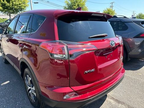 Used 2018 Toyota RAV4 LE AWD/4WD image 5