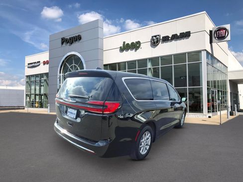 New 2026 Chrysler Pacifica Select image 2
