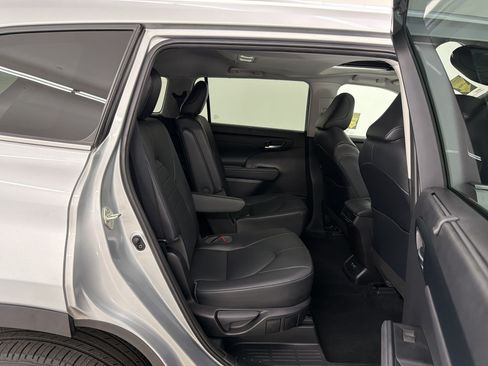 Used 2020 Toyota Highlander XLE AWD/4WD image 33