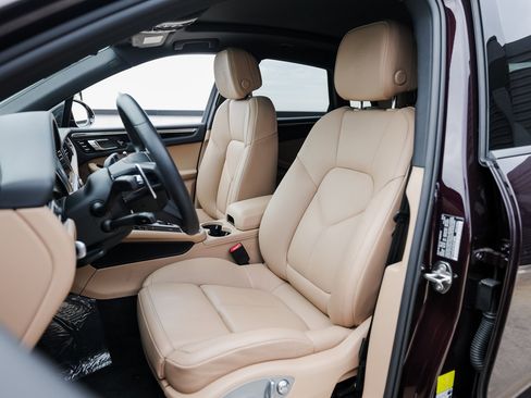 Certified 2025 Porsche Macan image 5