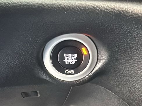 Used 2025 Chrysler Pacifica Select image 26