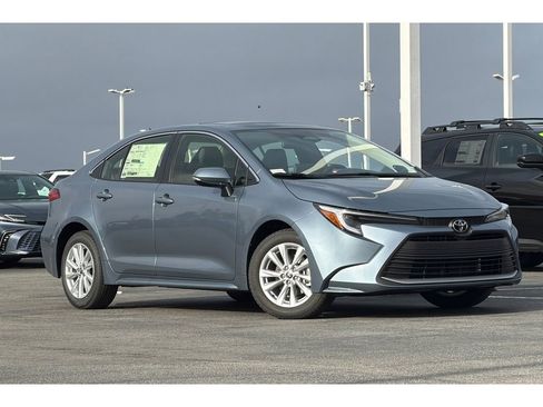 Used 2026 Toyota Corolla XLE FWD image 2