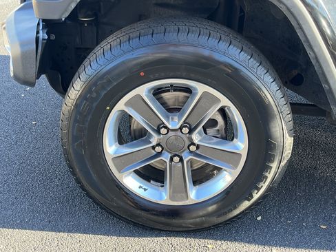 Used 2020 Jeep Wrangler Unlimited Sahara image 31