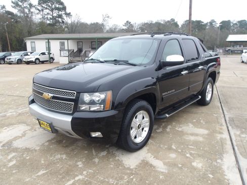 Used 2013 Chevrolet Avalanche LT w/ Suspension Package, Off-Road image 2
