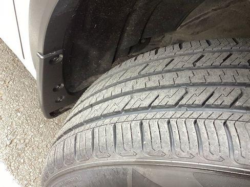 Used 2023 Toyota Highlander XLE image 3