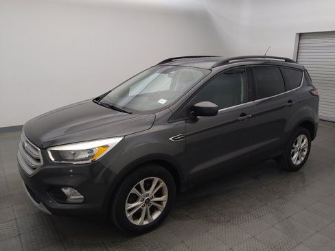 Used 2018 Ford Escape SE FWD image 2