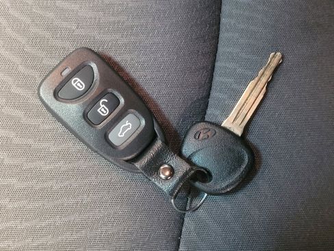 Used 2015 Hyundai Elantra SE image 32