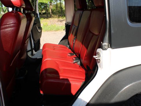 Used 2013 Jeep Wrangler Unlimited Rubicon AWD/4WD image 30