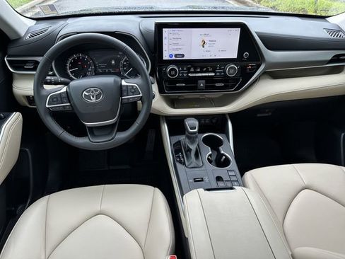 Used 2024 Toyota Highlander XLE FWD image 25